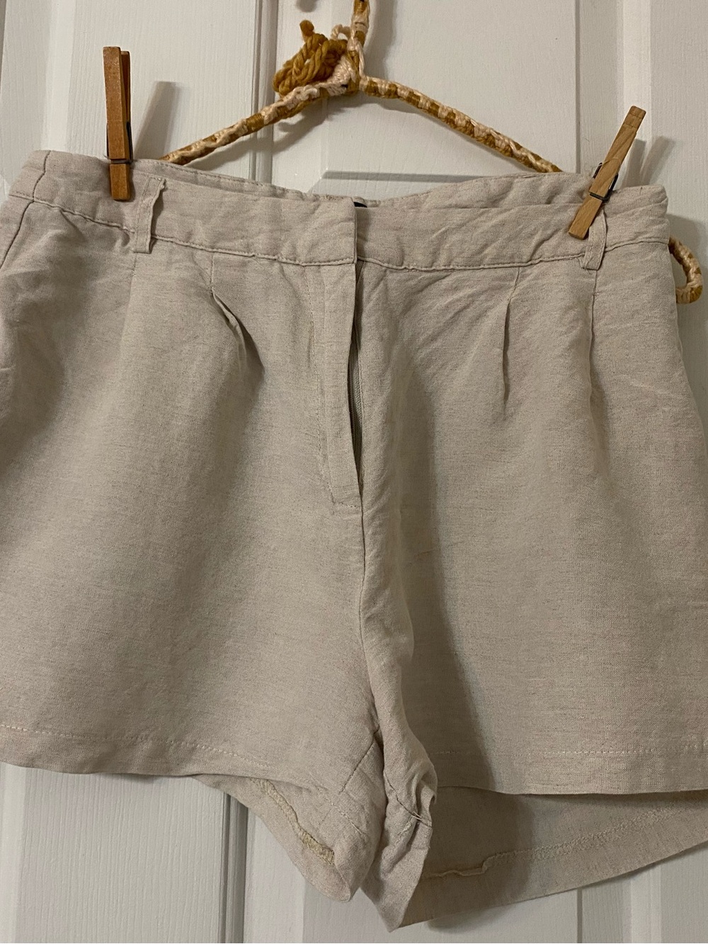 G/FORE Light Cream Pleated Linen-Blend Shorts